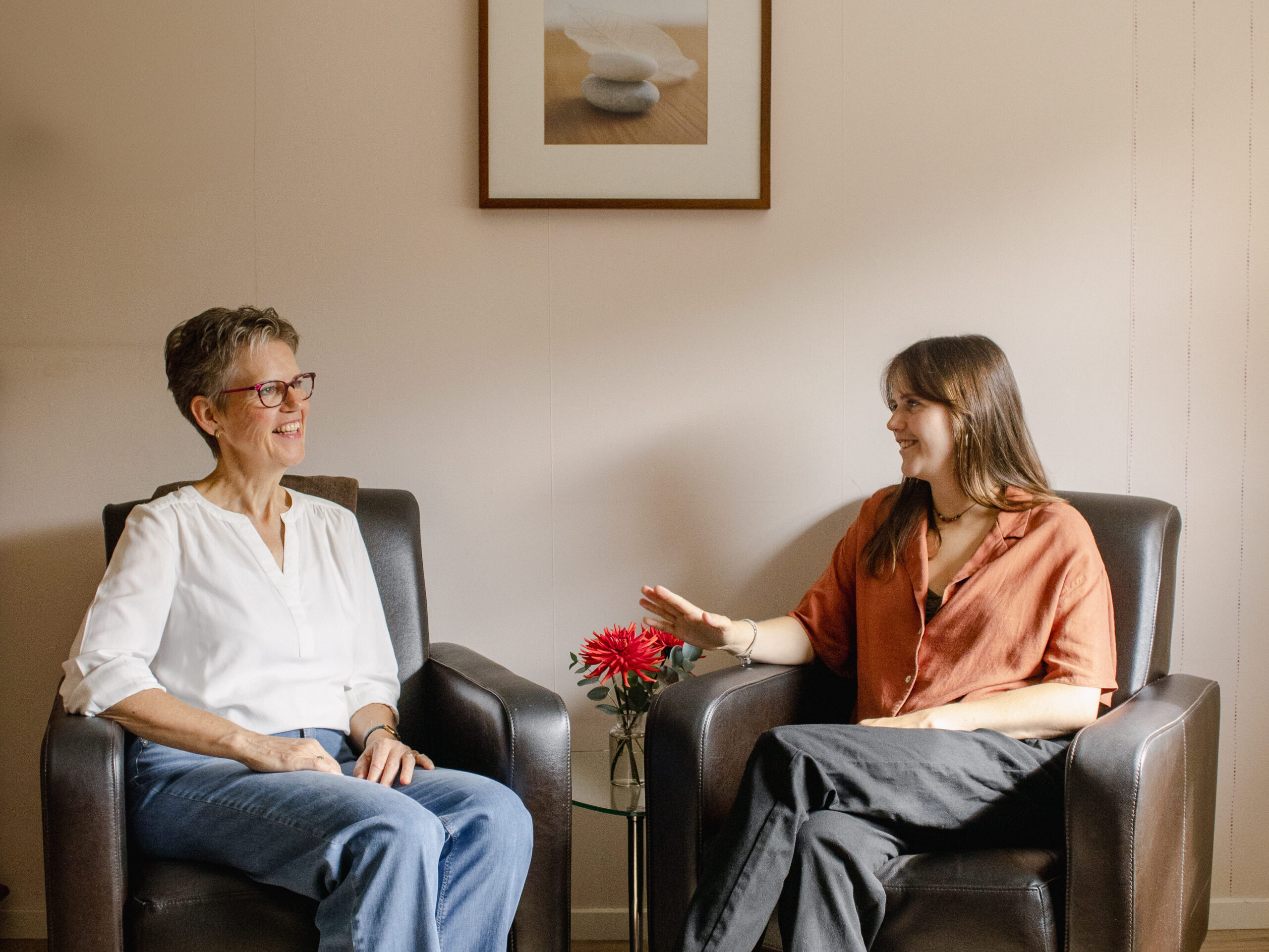 Marion met klant in praktijk Balans en Energie. Fotografie door Noa van der Meché.