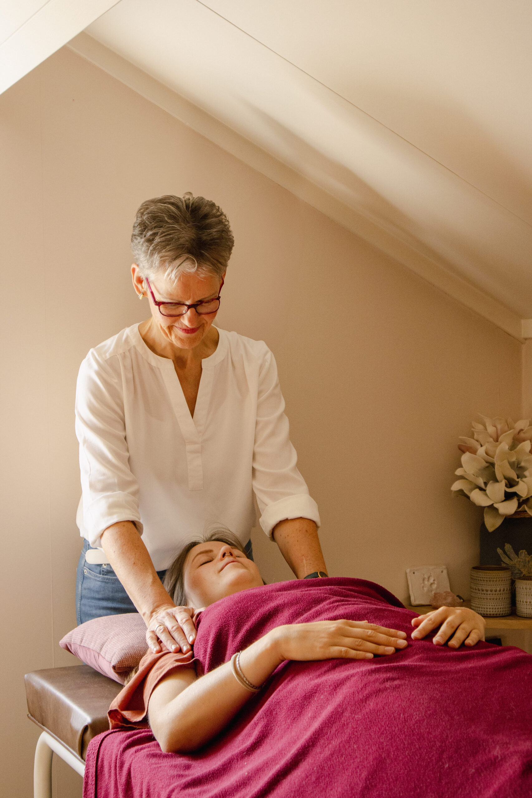 Marion met cliënt in praktijk Balans en Energie. Fotografie door Noa van der Meché.