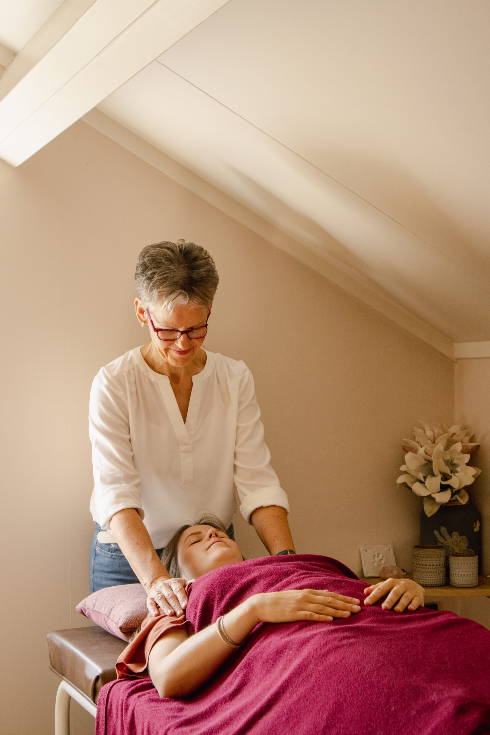 Marion met klant in praktijk Balans en Energie. Fotografie door Noa van der Meché.